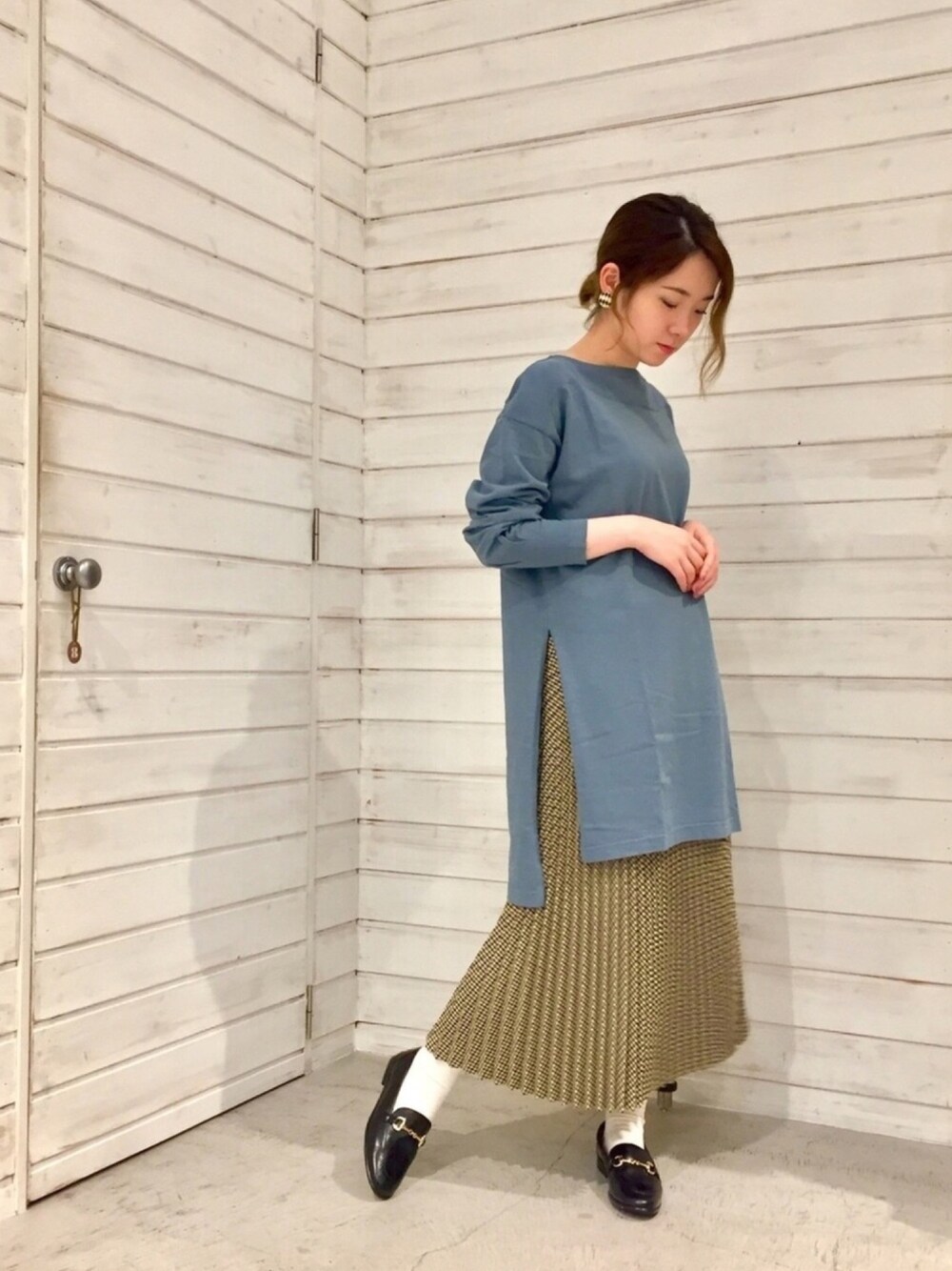 「秋コーデ、秋色、秋、オトナカジュアル、プリーツスカート、アコーディオンプリーツ、スリット、ブルー、ローファー」｜「FIL DE FERの１６／－天竺 ボートＮロングプルオーバー（Tシャツ/カットソー、ブルー系）」を使った、seki.さん（レディース・160cm）の夏コーディネートの1枚目の写真