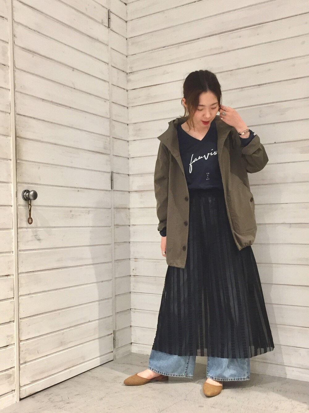 「秋のコーデ、秋、休日スタイル、大人カジュアル、ラクチンコーデ、レイヤードスタイル、パーカー、シースルー、ブラック」｜「NOMBRE IMPAIRのN/Cオックス ポンチョコート（ポンチョ、グリーン系）」を使った、seki.さん（レディース・160cm）の秋コーディネートの1枚目の写真