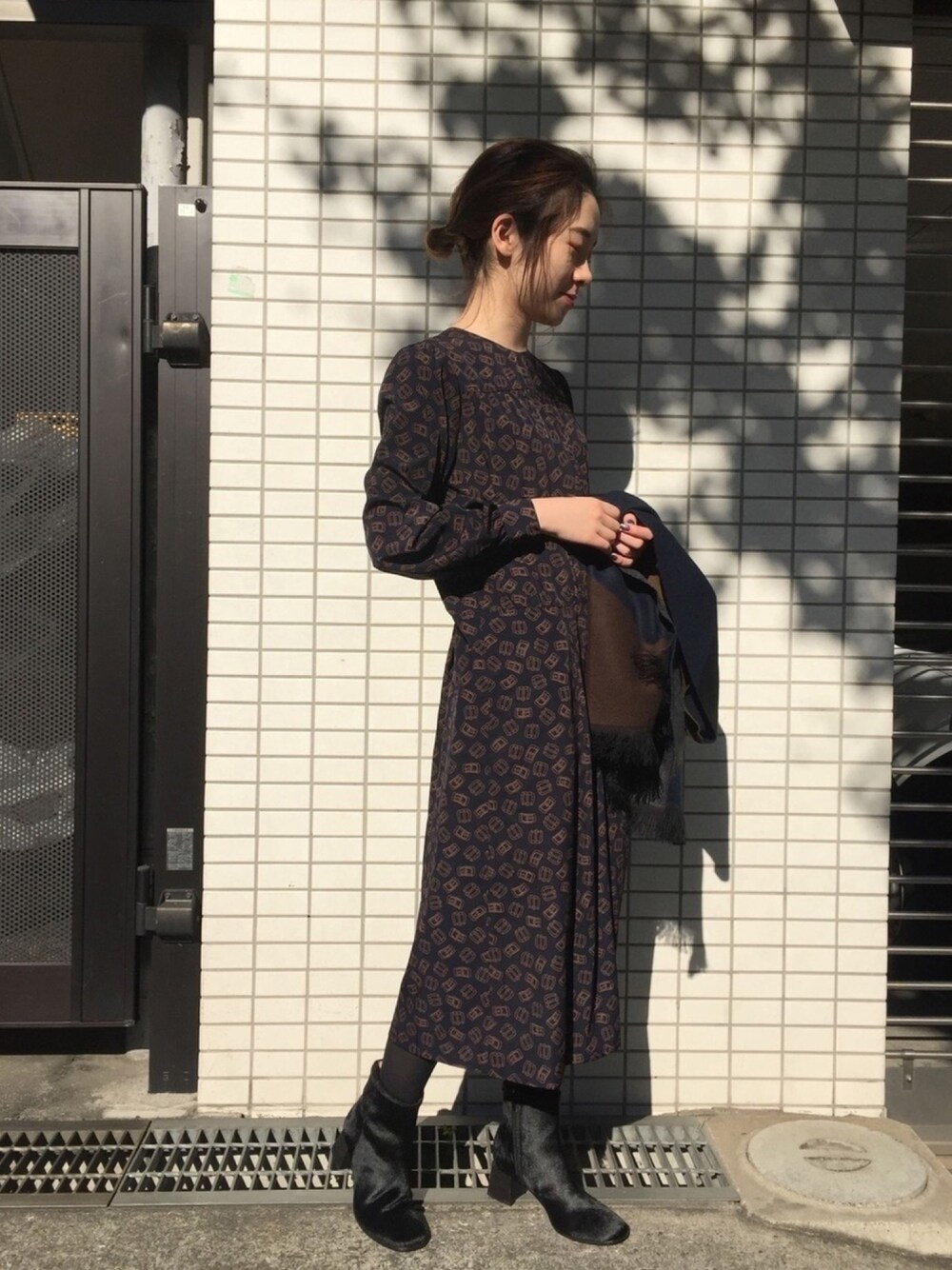 「冬、冬コーデ、オトナ女子、オケージョン、ドレス、ワンピース、ネイビー、プリント、柄ワンピース、ショートブーツ」｜「NOMBRE IMPAIRの【BBM】バックルＰＴ　ＩシルエットギャザーＯＰ（ワンピース、ブルー系）」を使った、seki.さん（レディース・160cm）の秋コーディネートの1枚目の写真