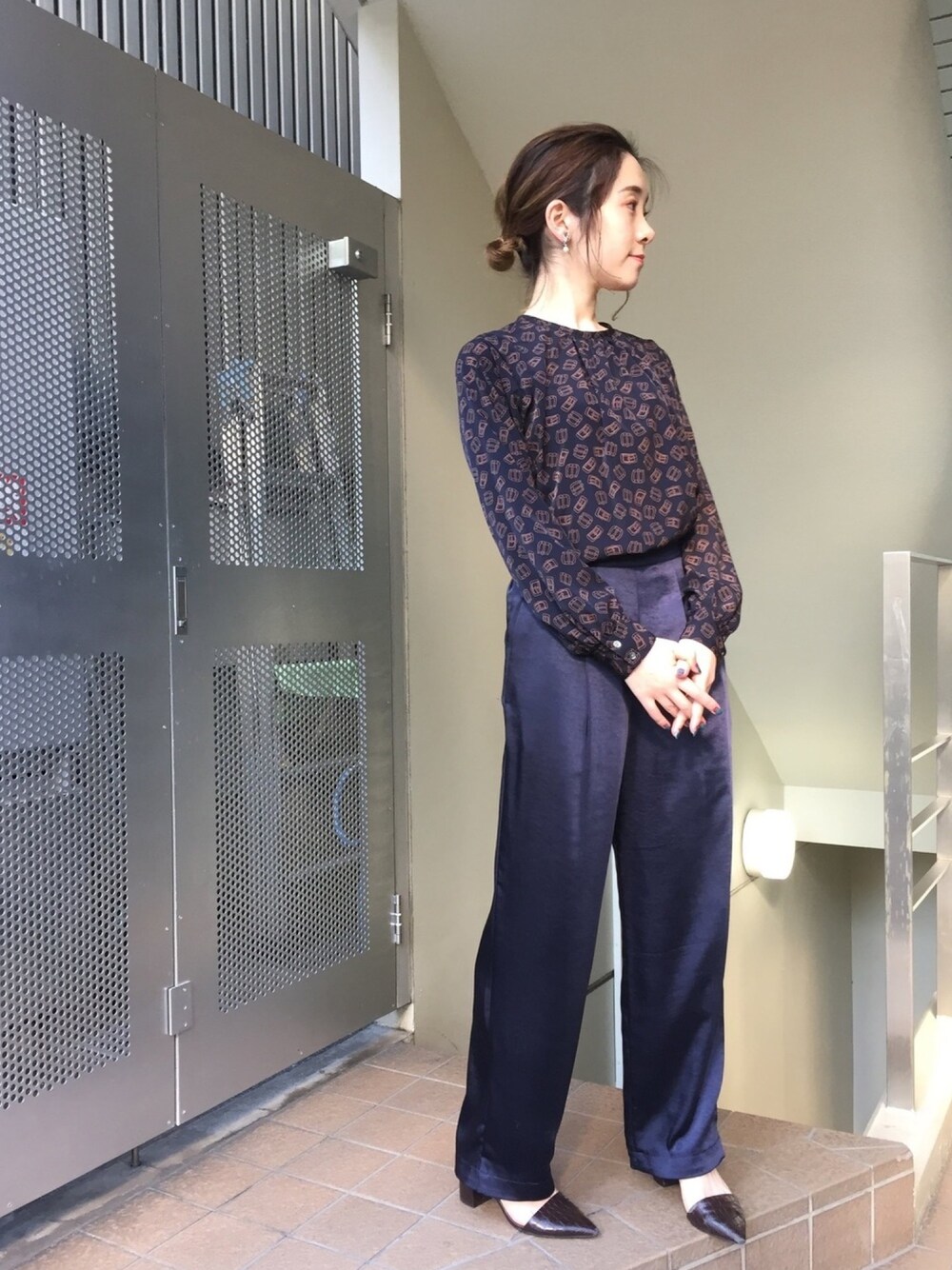 「秋冬コーデ、秋コーデ、オトナ女子、柄、プリント、パンツスタイル、ネイビー、ワイドパンツ」｜「NOMBRE IMPAIRの【BBM】バックルＰＴ　ネックギャザーＢＬ（シャツ/ブラウス、ブルー系）」を使った、seki.さん（レディース・160cm）の秋コーディネートの1枚目の写真