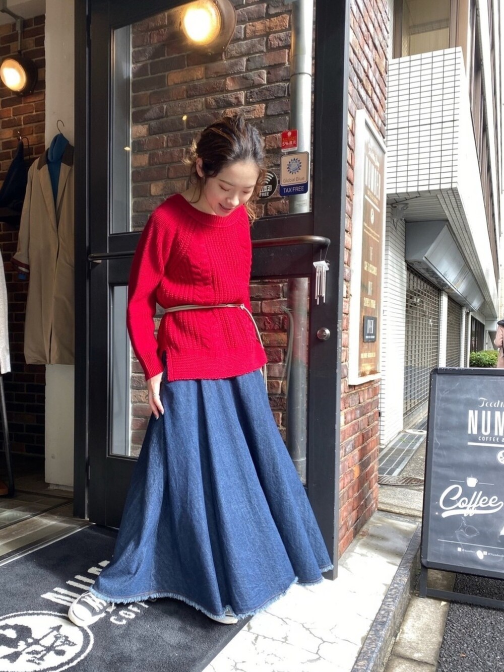 「冬のコーデ、冬、大人カジュアル、休日コーデ、ラフ、ニットコーデ、赤、ケーブルニット、デニムスカート、フレアスカート」｜「NOMBRE IMPAIRのシェットランドケーブル　ラウンドネックニット（ニット/セーター、レッド系）」を使った、seki.さん（レディース・160cm）の秋コーディネートの1枚目の写真