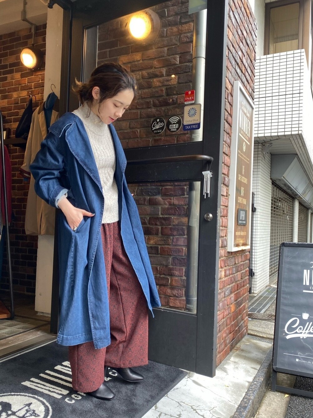 「冬、冬のコーデ、休日コーデ、大人カジュアル、カジュアル、パンツスタイル、コート、デニムコーデ」｜「NOMBRE IMPAIRのＣａｍｅｌブレンド　タートルニット（ニット/セーター、グレー系）」を使った、seki.さん（レディース・160cm）の冬コーディネートの1枚目の写真