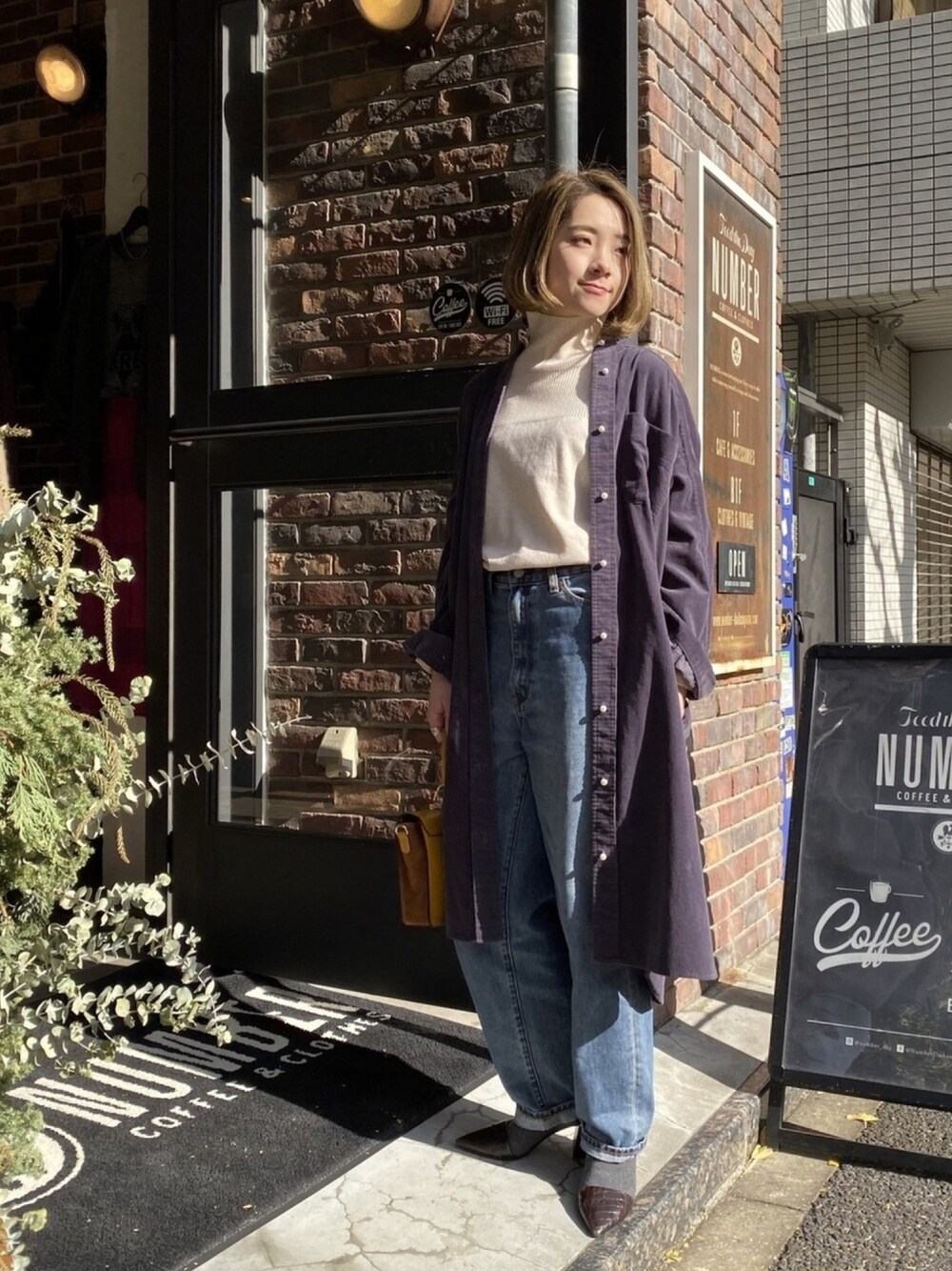 「冬コーデ、冬、オトナカジュアル、オーバーサイズ、シャツワンピ、リブニット、ニット、デニム、カーブパンツ」｜「FIL DE FERの１４ＧＧ４者混 タートルネックニット（ニット/セーター、ホワイト系）」を使った、seki.さん（レディース・160cm）の冬コーディネートの1枚目の写真