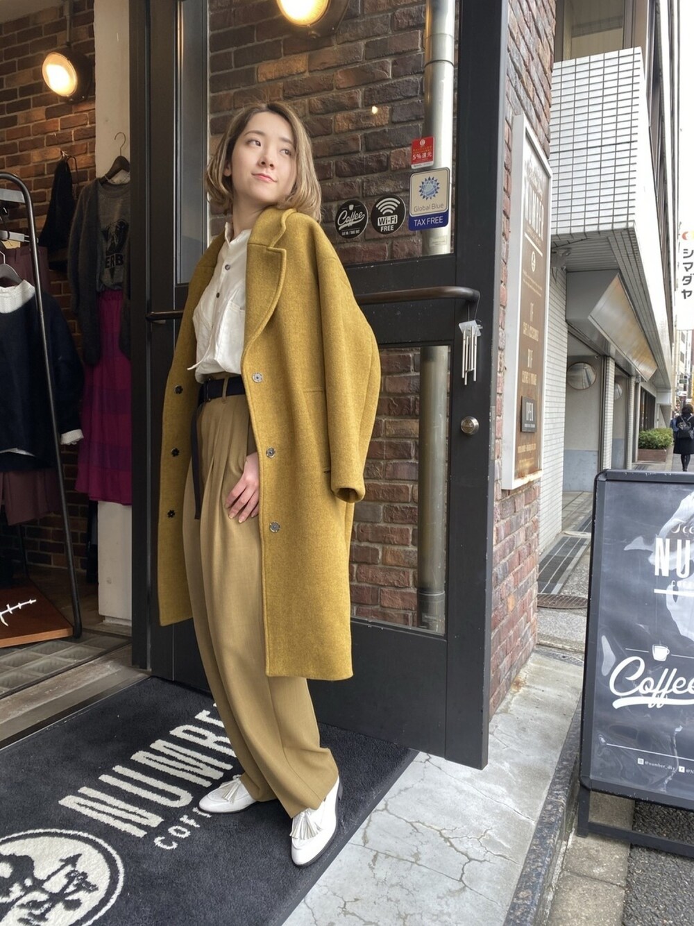 「冬、冬のコーデ、大人カジュアル、シンプルコーデ、パンツスタイル、オーバーサイズ、ビッグシルエット、ベージュ、ローファー」｜「NOMBRE IMPAIRの【Fabric in Italy】ＳＥＲＥＮＡツイードロングコート（チェスターコート、イエロー系）」を使った、seki.さん（レディース・160cm）の冬コーディネートの1枚目の写真