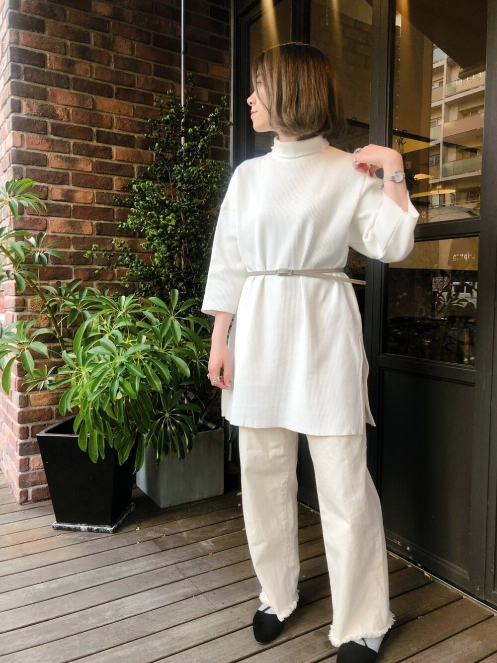「春、春コーデ、オトナカジュアル、ゆるコーデ、ラフ、ワントーンコーデ、ホワイト、バギーパンツ、ハイネック」｜「FIL DE FERのストレッチベアワッフルロングプルオーバー（Tシャツ/カットソー、ホワイト系）」を使った、seki.さん（レディース・160cm）の冬コーディネートの1枚目の写真