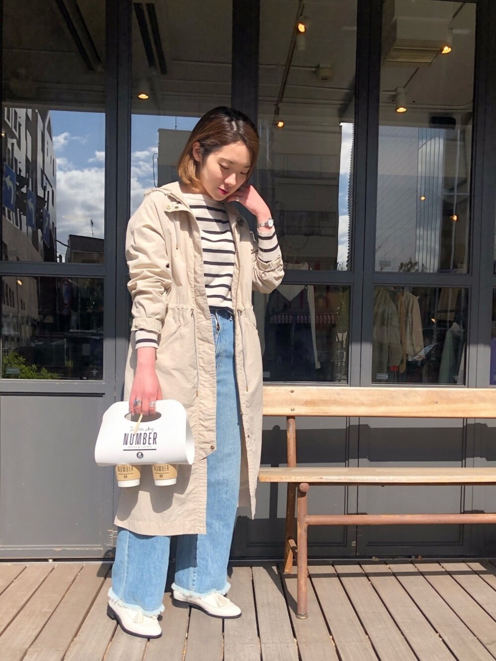「春、春コーデ、ラフ、オトナカジュアル、ゆるコーデ、休日スタイル、春アウター、シンプル、デニムパンツ」｜「NOMBRE IMPAIRのナイロンワッシャー製品染め フードコート（その他アウター、グレー系）」を使った、seki.さん（レディース・160cm）の冬コーディネートの1枚目の写真