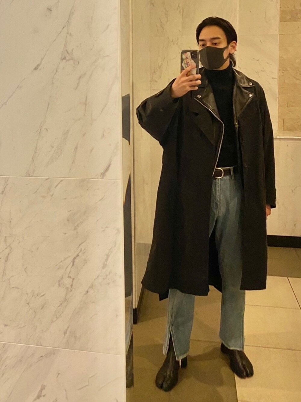 「Maison Margiela、JOHN LAWRENCE SULLIVAN、kaiko、jieda、オーバーコート、ライダース、デニム、フレアパンツ、タビブーツ」｜「KAIKOのKAIKO　BUG DENIM PANT FULL WASH（デニムパンツ、ブルー系）」を使った、Taikiさん（メンズ・171cm）の冬コーディネートの1枚目の写真