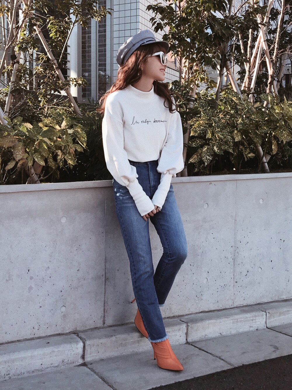 「eimy istoire、エイミーイストワール、eimy_ootd、カジュアルコーデ、デニムコーデ」｜「eimy istoireのアイテム（トップス、ホワイト系）」を使った、Manami_officialさん（レディース・155cm）の春コーディネートの1枚目の写真