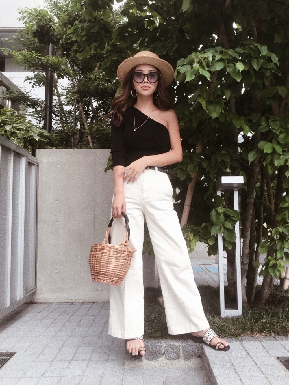 「eimy、eimy istoire、eimy_ootd、エイミーイストワール、カジュアルコーデ、サマーコーデ」｜「H&Mのアイテム（パンツ、ホワイト系）」を使った、Manami_officialさん（レディース・155cm）の春コーディネートの1枚目の写真