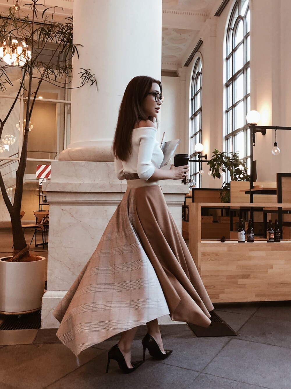 「秋のコーデ、アシンメトリースカート、チェックスカート、大人コーデ、eimy istoire、エイミーイストワール」｜「eimy istoireのアイテム（ニット/セーター、ホワイト系）」を使った、Manami_officialさん（レディース・155cm）の夏コーディネートの1枚目の写真
