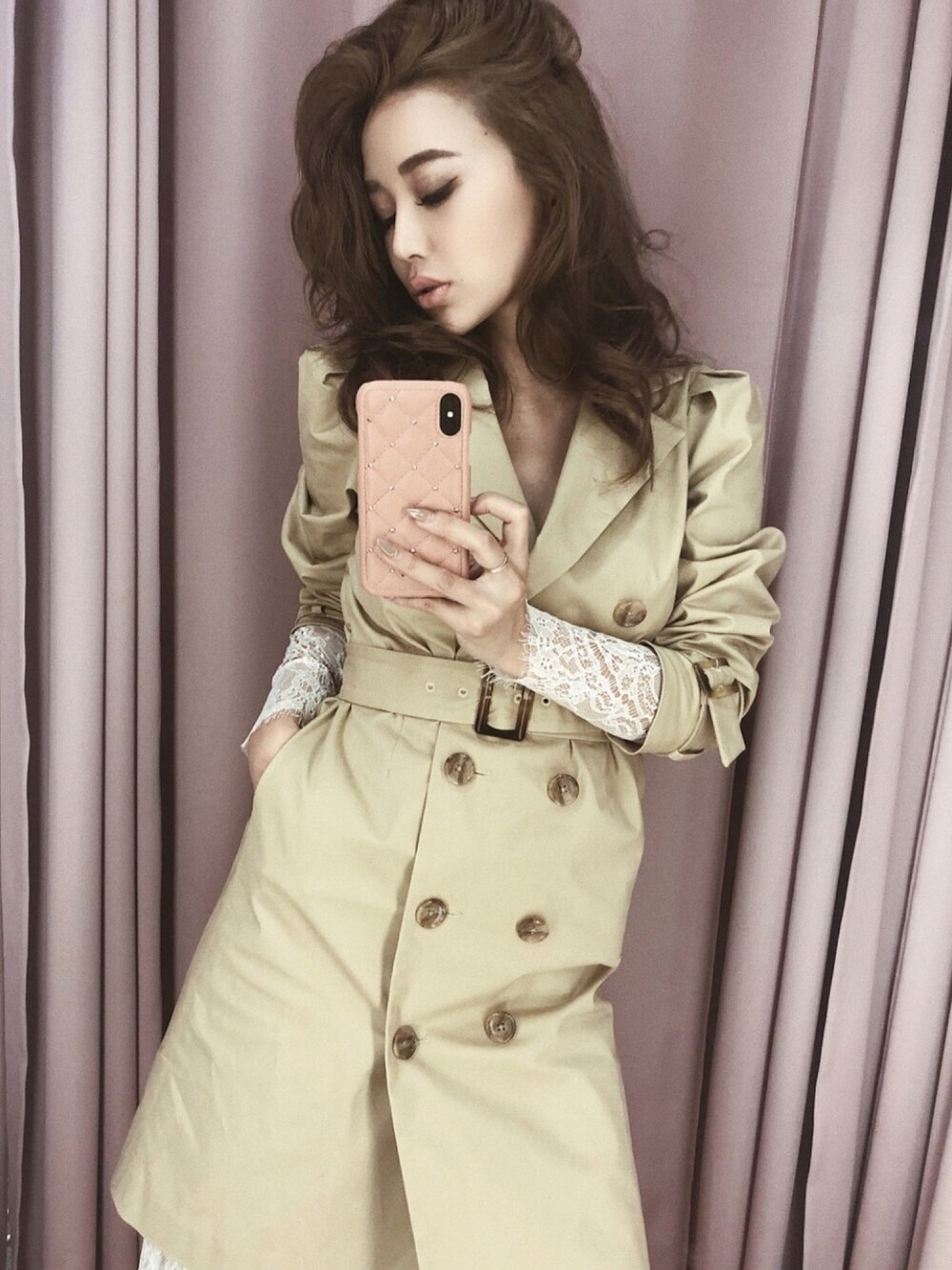 ベージュ系のワンピースを着用したレディースの夏コーディネートの1枚目の写真