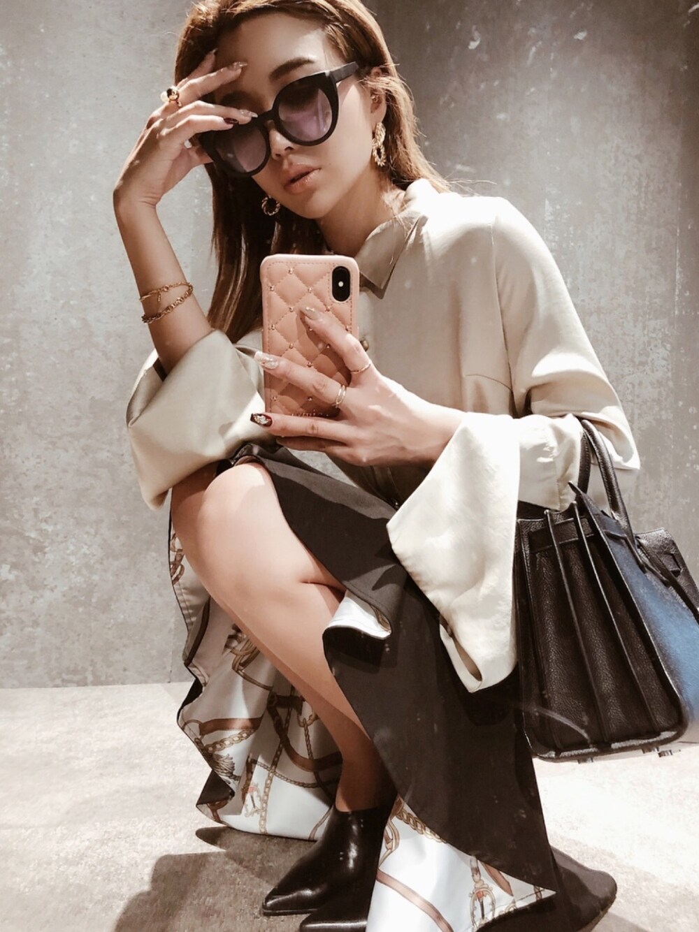 「秋コーデ、大人コーデ、ootd、チェーン柄、マーメードスカート、eimy istoire、エイミーイストワール、Saint Laurent、サンローラン」｜「eimy istoireのアイテム（シャツ/ブラウス、ベージュ系）」を使った、Manami_officialさん（レディース・155cm）の秋コーディネートの1枚目の写真