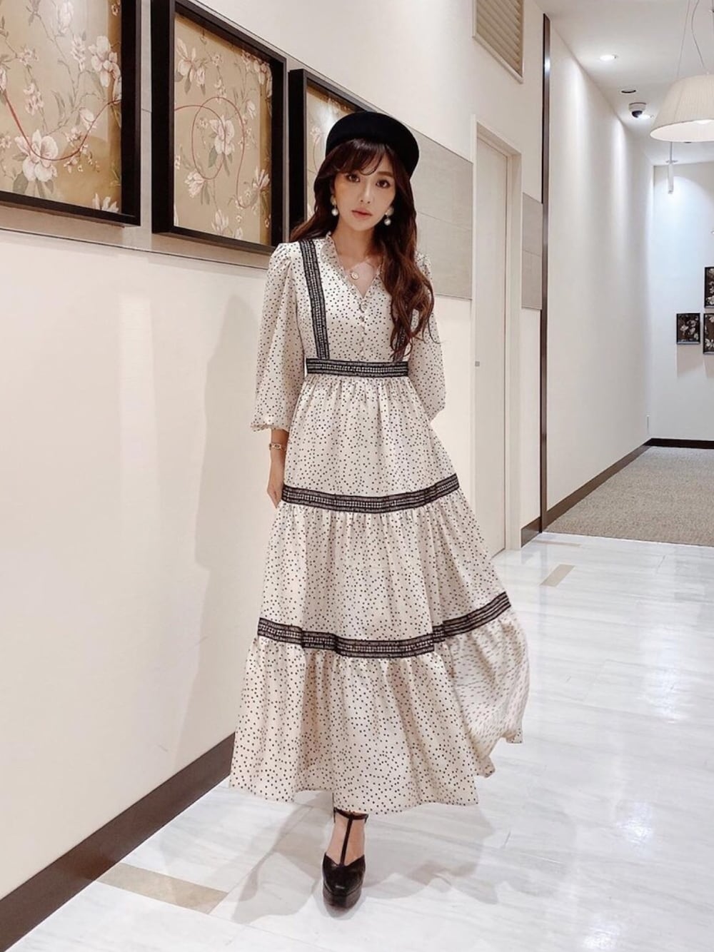 「春コーデ、ワンピース、オトナ女子、きれいめカジュアル、大人カジュアル、ootd、eimy istoire、eimy、eimy_ootd、エイミーイストワール」｜「eimy istoireのトークハット（ハット、ブラック系）」を使った、Manami_officialさん（レディース・155cm）の冬コーディネートの1枚目の写真
