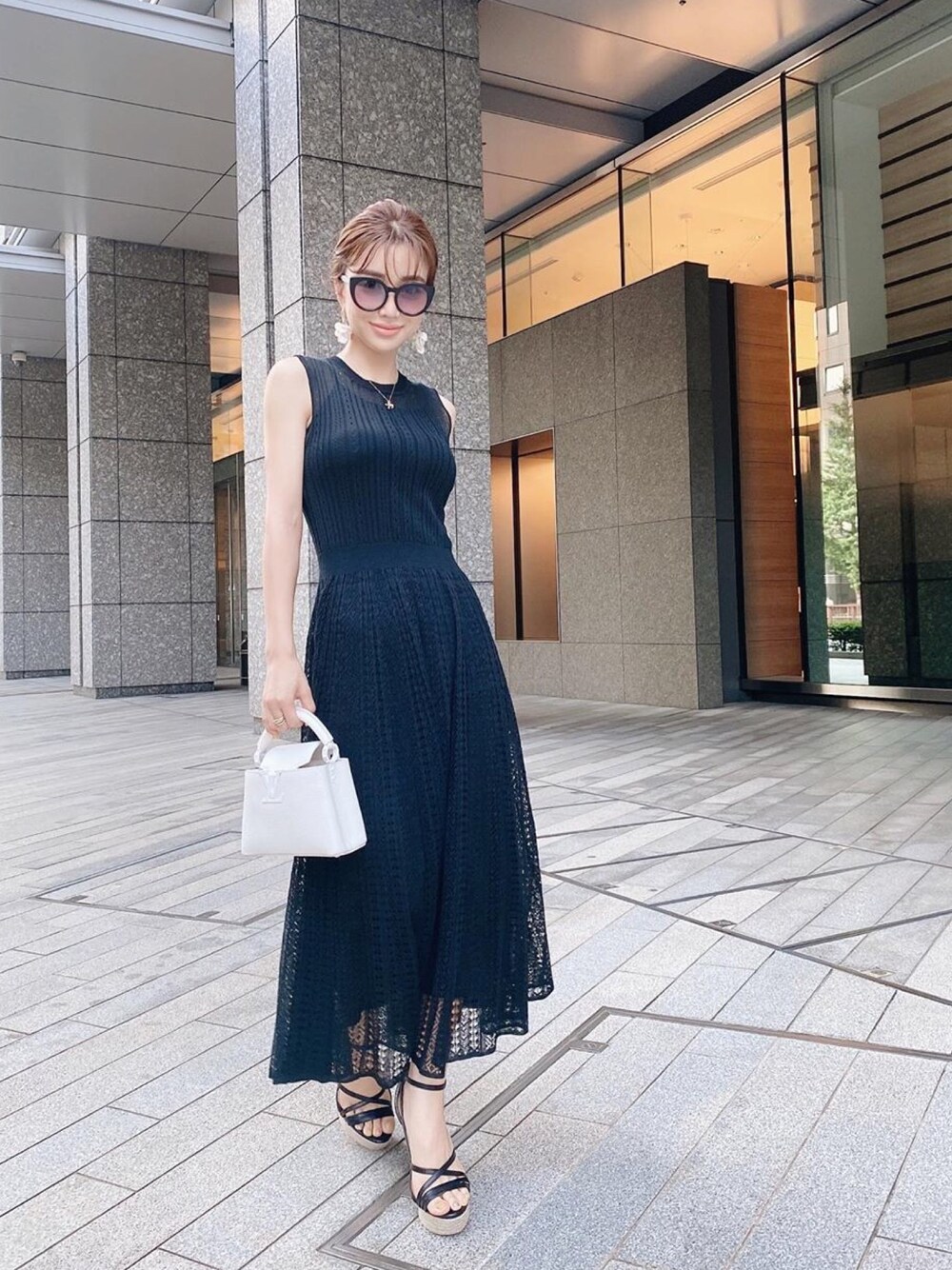「大人カジュアル、シンプルコーデ、カジュアルコーデ、大人コーデ、ワンピース、夏コーデ、eimy istoire、eimy、eimy_ootd、エイミーイストワール」｜「eimy istoireのeimyレトロサングラス（サングラス、ブラック系）」を使った、Manami_officialさん（レディース・155cm）の夏コーディネートの1枚目の写真