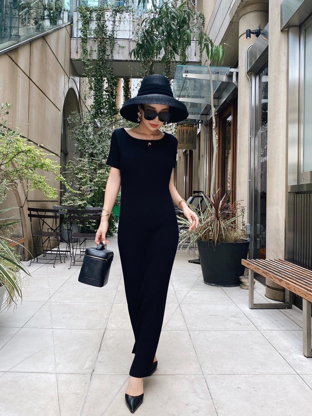 「大人カジュアル、オトナカジュアル、カジュアル、シンプル、ワンピース、ブラック、eimy istoire、eimy、eimy_ootd、エイミーイストワール」｜「eimy istoireのアイテム（ハット、ブラック系）」を使った、Manami_officialさん（レディース・155cm）の夏コーディネートの1枚目の写真
