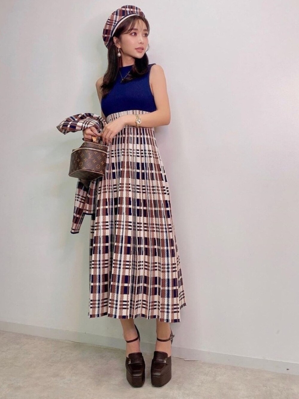 「オトナ女子、秋コーデ、チェック、ワンピース、大人カジュアル、シンプル、eimy istoire、eimy、eimy_ootd、エイミーイストワール」｜「eimy istoireのアイテム（ハンチング/ベレー帽、ブルー系）」を使った、Manami_officialさん（レディース・155cm）の秋コーディネートの1枚目の写真