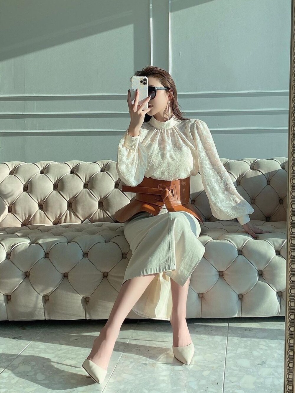 「春コーデ、きれいめカジュアル、大人カジュアル、オトナカジュアル、ホワイト、ootd、eimy istoire、eimy、eimy_ootd、エイミーイストワール」｜「eimy istoireのシアージャガードブラウス（シャツ/ブラウス、ホワイト系）」を使った、Manami_officialさん（レディース・155cm）の春コーディネートの1枚目の写真