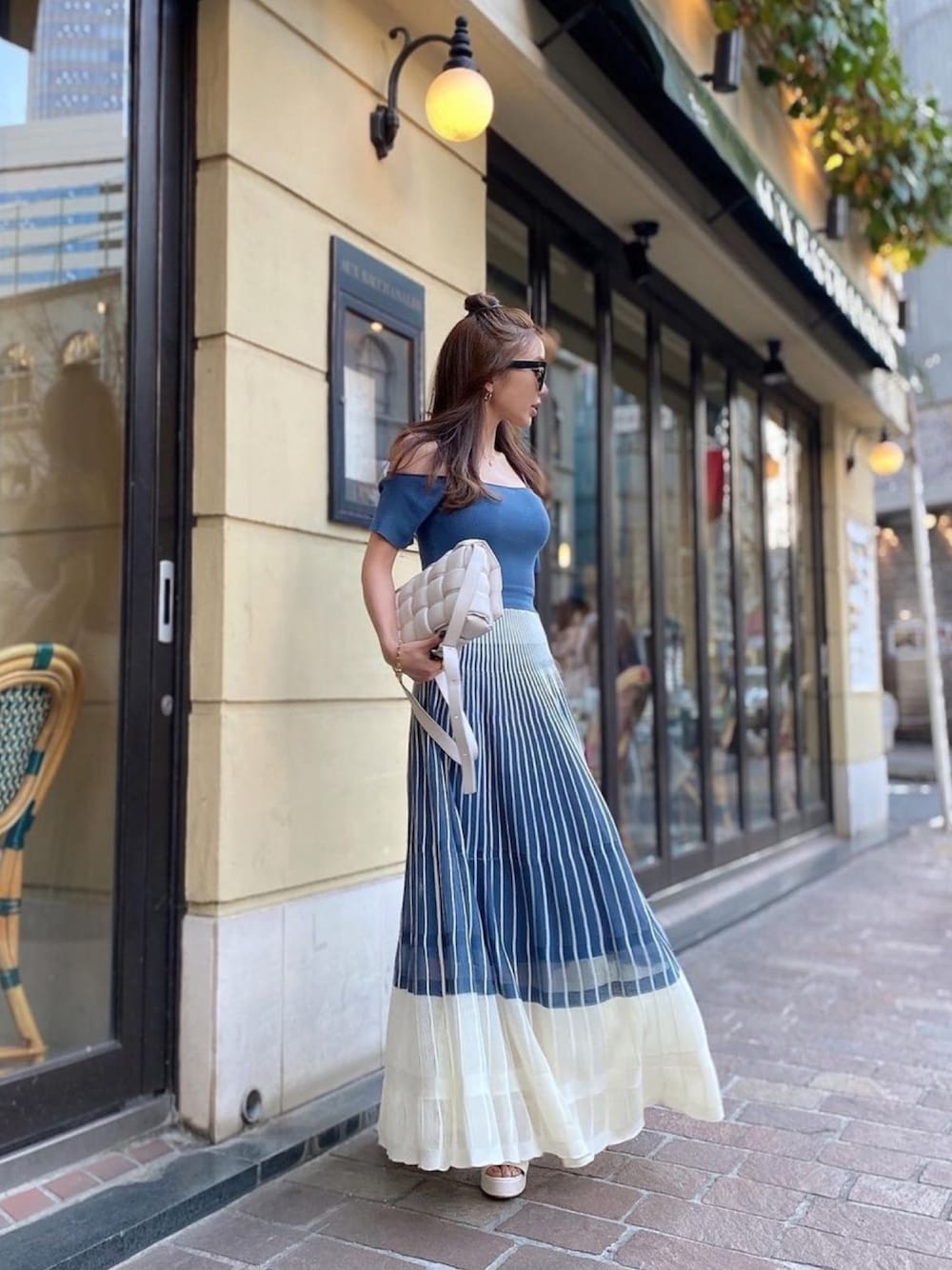 「オトナ女子、大人カジュアル、カジュアルコーデ、ワンピース、春コーデ、ブルー、eimy istoire、eimy、eimy_ootd、エイミーイストワール」｜「eimy istoireのコンビネーションカラープリーツオフショルニットワンピース（ワンピース、ブルー系）」を使った、Manami_officialさん（レディース・155cm）の春コーディネートの1枚目の写真