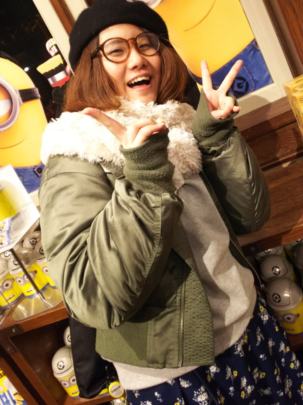 「プチプラコーデ、もけもけ、MA-1、花柄ワイドパンツ、ベレー帽×メガネ」｜「WEGOのWEGO/バスクベレー帽（ハンチング/ベレー帽、ブラック系）」を使った、あやっちぇさん（レディース・153cm）の冬コーディネートの1枚目の写真