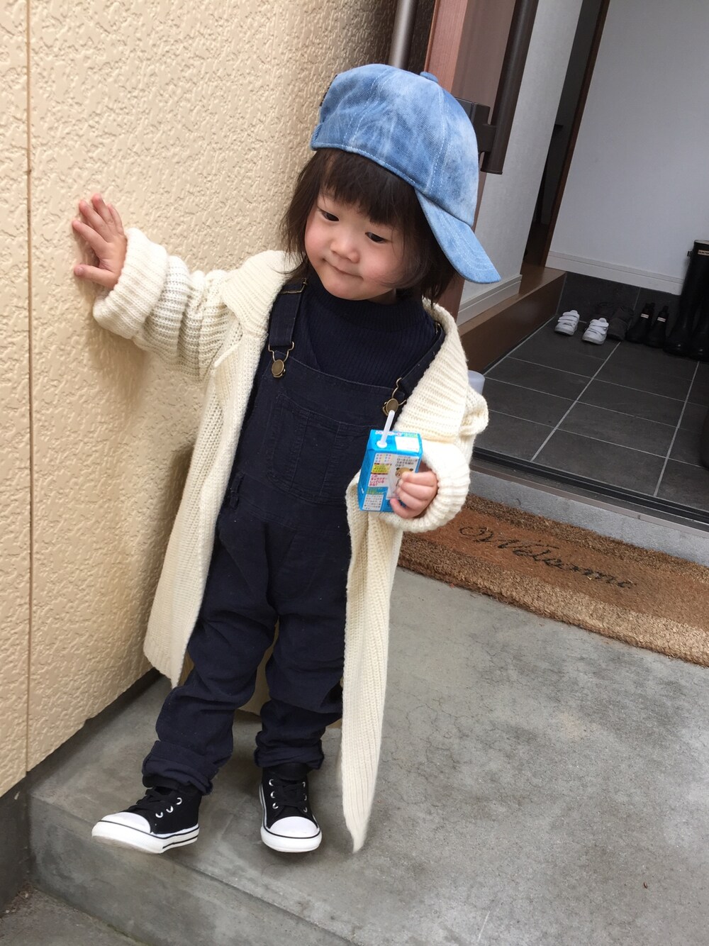 「デニムキャップ、男の子コーデ、女の子風コーデ、サロペット、ブルーコーデ、ブルーティシャツ、２歳児」｜「RADCHAPのケミカルウォッシュデニムキャップ（キャップ、ブルー系）」を使った、touma♡issei  さん（キッズ・90cm）の春コーディネートの1枚目の写真