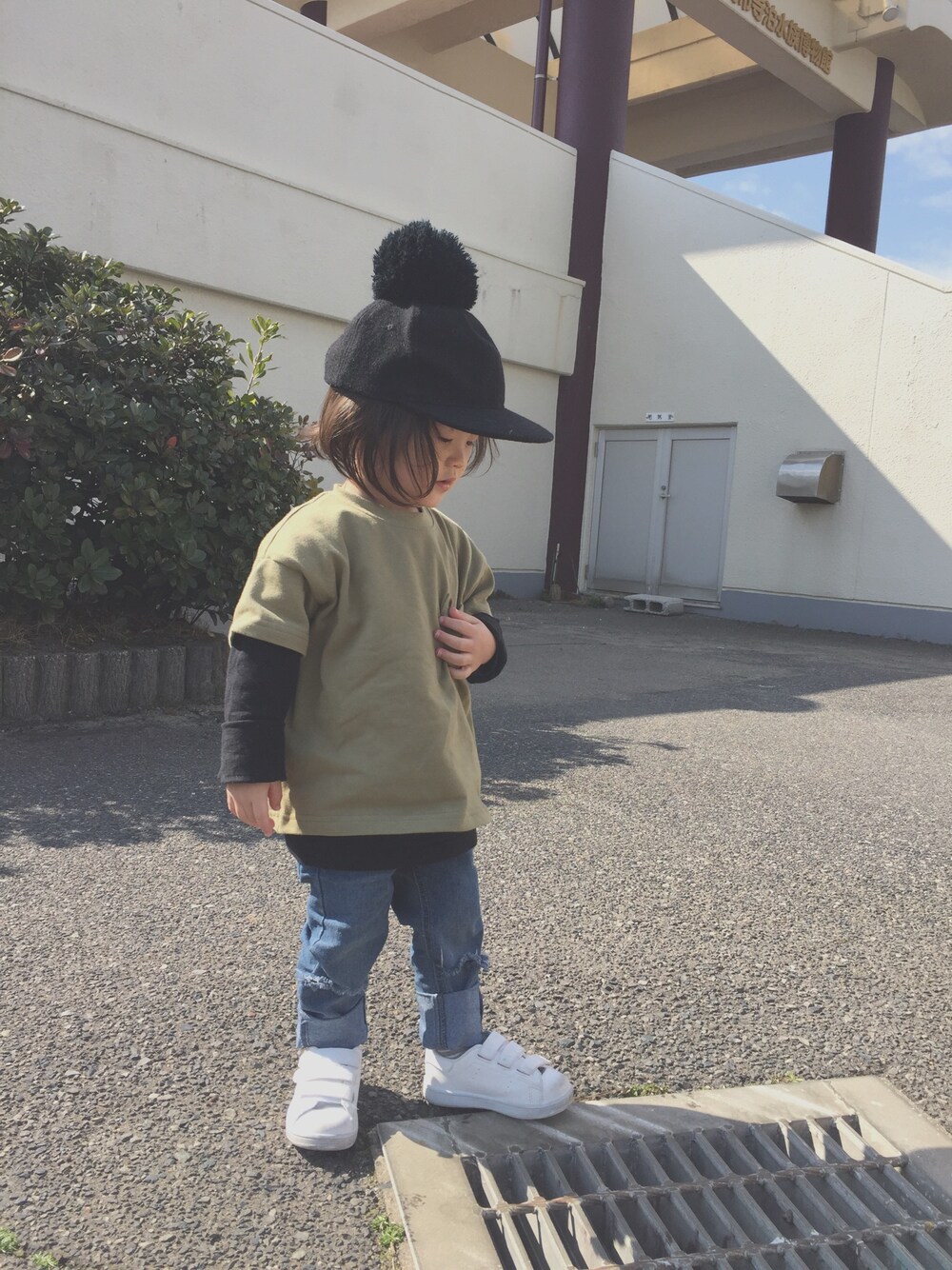 「休日スタイル、ビックシルエット半袖Tシャツ、デニムパンツ、２歳児、男の子コーデ、ビックシルエットスタイル、キャップスタイル、カーキ色」｜「petit mainのボンボン付きキャップ（キャップ、ブラック系）」を使った、touma♡issei  さん（キッズ・90cm）の春コーディネートの1枚目の写真
