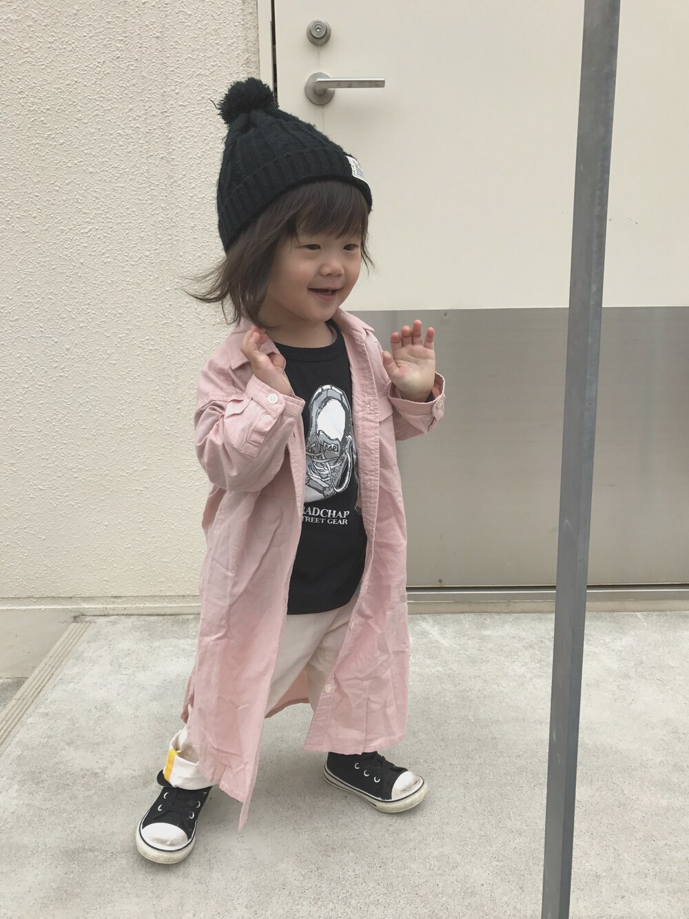 「保育園コーデ、２歳児、おとこのこ、クライミングパンツ、黒Tシャツ、黒スニーカー、ニット帽、シャツワンピ、シンプルコーデ、ピンク」｜「100均のアイテム（ニットキャップ/ビーニー、ブラック系）」を使った、touma♡issei  さん（キッズ・90cm）の春コーディネートの1枚目の写真