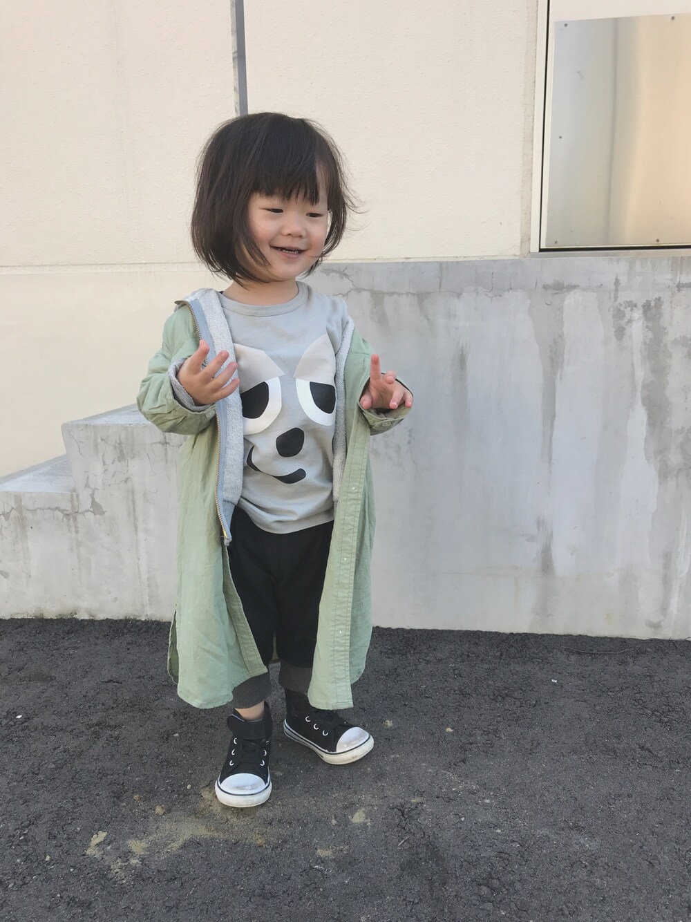 「ジョガーパンツ、シンプルコーデ、保育園コーデ、おとこのこ、２歳児、シャツワンピ、黒スニーカー」｜「RADCHAPの7分袖シャツワンピース（ワンピース、グリーン系）」を使った、touma♡issei  さん（キッズ・90cm）の春コーディネートの1枚目の写真
