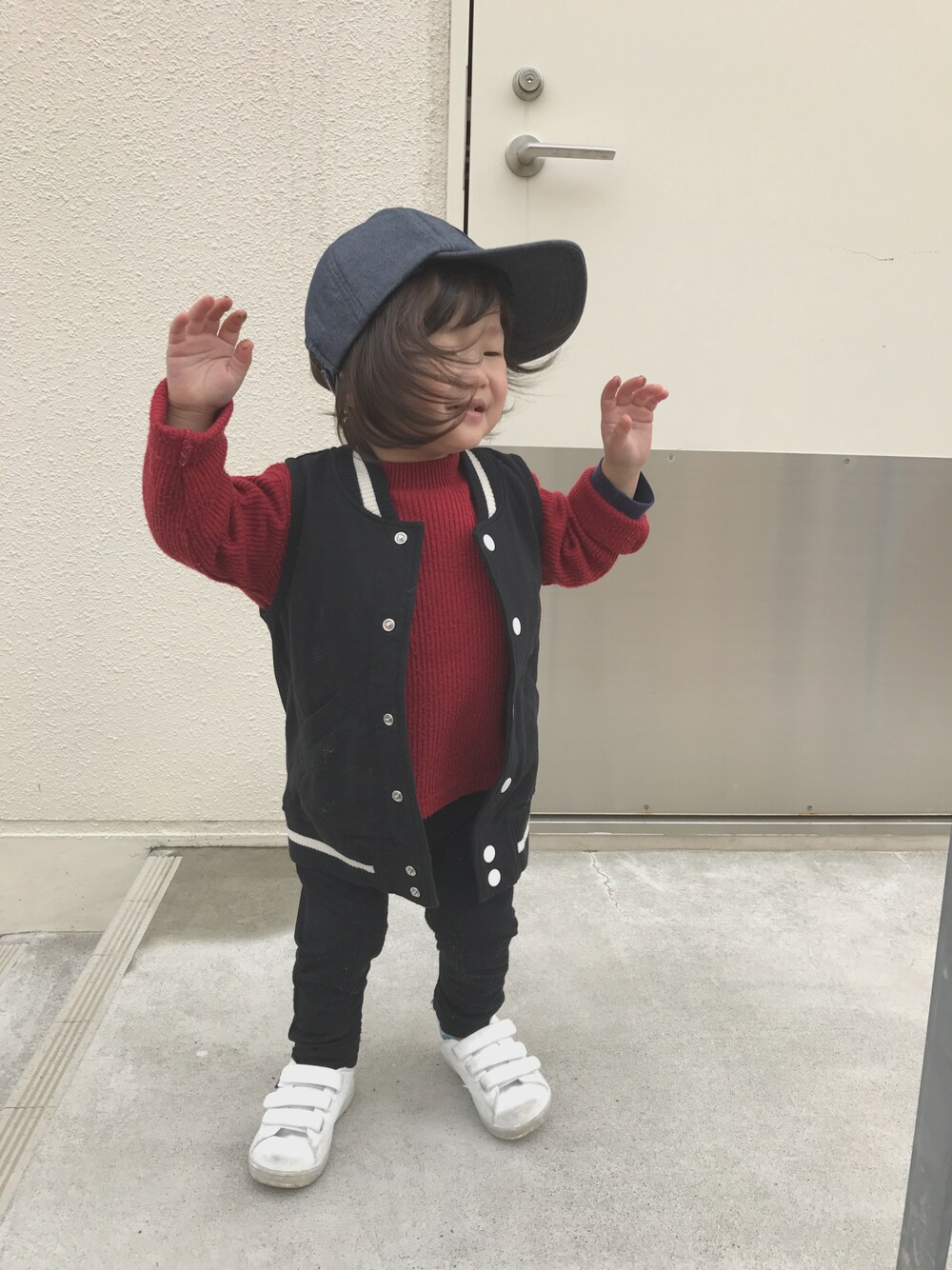 「キャップ、保育園コーデ、２歳児、男の子、シンプルコーデ、赤Tシャツ、サルエルパンツ、白スニーカー、ベスト」｜「BRANSHESのアイテム（キャップ、ブルー系）」を使った、touma♡issei  さん（キッズ・90cm）の春コーディネートの1枚目の写真