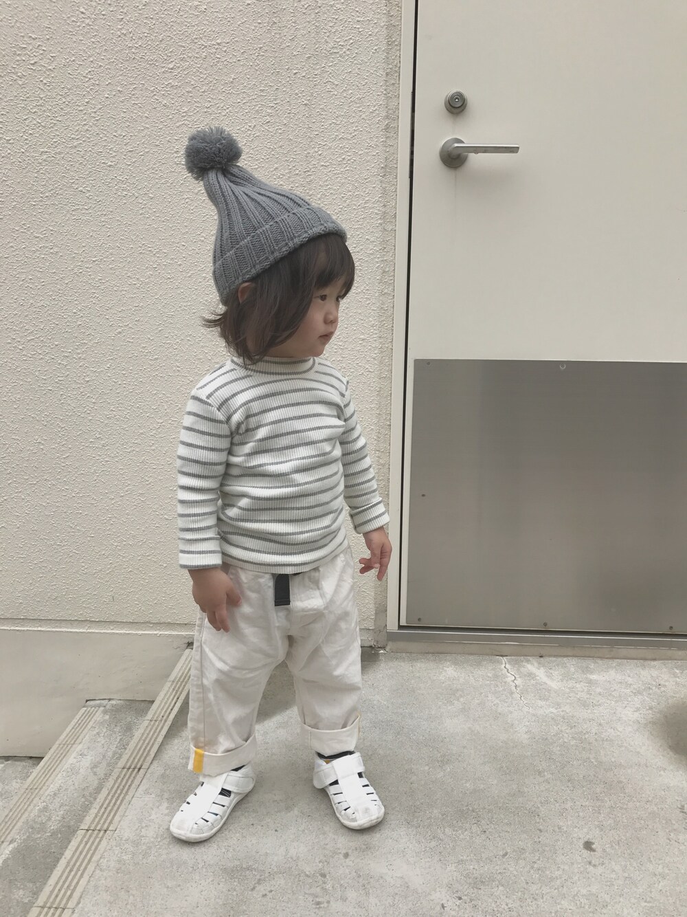 「ホワイトパンツ、ホワイトコーデ、グレーニット帽、白Tシャツ、ホワイトサンダル、保育園コーデ、２歳児、男の子、ホワイト」｜「100均のアイテム（帽子、グレー系）」を使った、touma♡issei  さん（キッズ・90cm）の春コーディネートの1枚目の写真