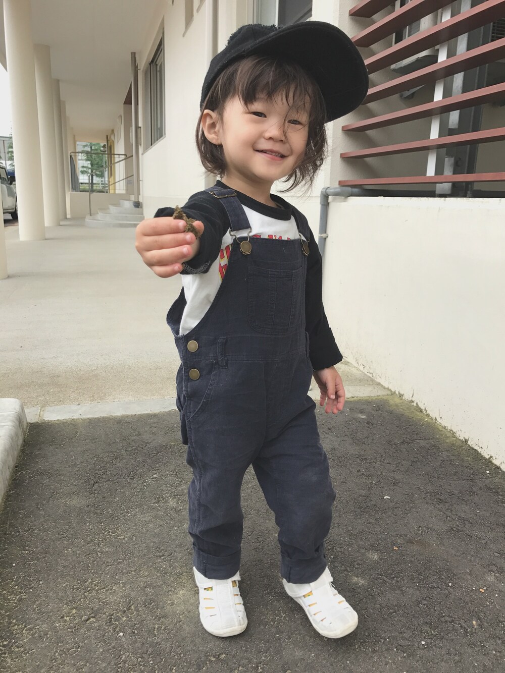 「サロペット、２歳児、男の子、ボブ、保育園コーデ、シンプルコーデ、サンダル、ロックT、ポンポン帽子」｜「petit mainのボンボン付きキャップ（キャップ、ブラック系）」を使った、touma♡issei  さん（キッズ・90cm）の夏コーディネートの1枚目の写真
