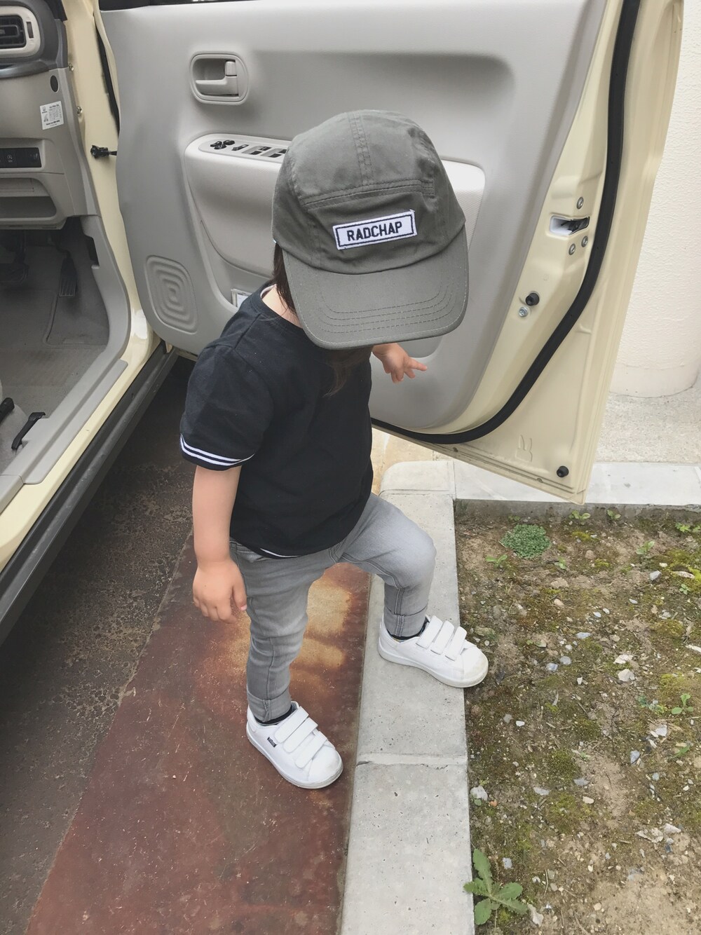 「シンプル、保育園コーデ、２歳児、男の子、ボブ、デニムスキニー、黒Tシャツ、白スニーカー、キャップ、スキニーパンツ」｜「RADCHAPのツイルジェットキャップ（キャップ、グリーン系）」を使った、touma♡issei  さん（キッズ・90cm）の夏コーディネートの1枚目の写真