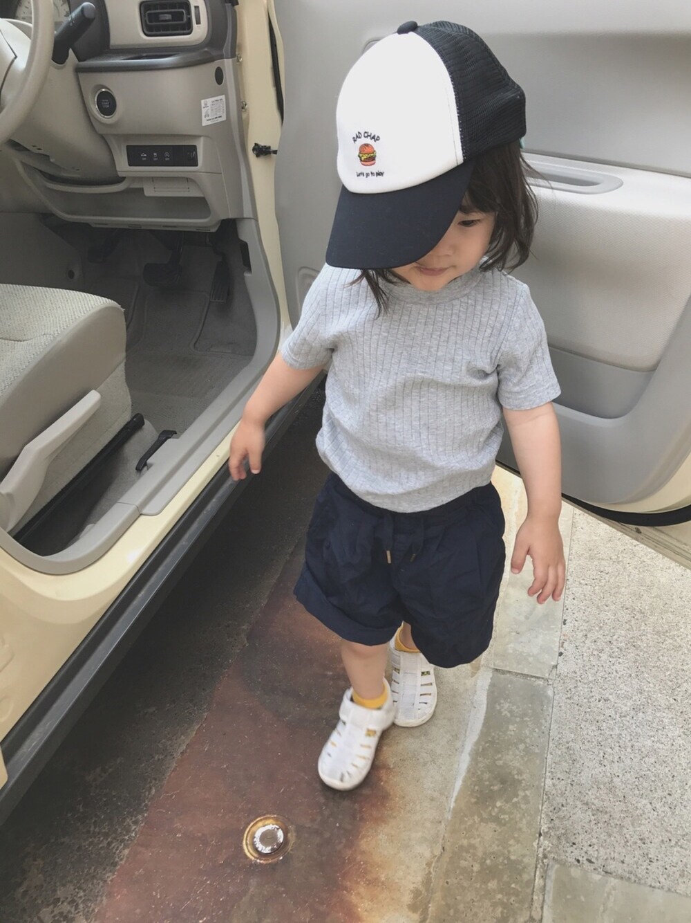 「保育園コーデ、２歳児、男の子、ボブ、ハンバーガーキャップ、キャップ、シンプルコーデ、サンダル、ハーフパンツ、グレーTシャツ」｜「RADCHAPのハンバーガー刺繍メッシュキャップ（キャップ、ホワイト系）」を使った、touma♡issei  さん（キッズ・90cm）の夏コーディネートの1枚目の写真