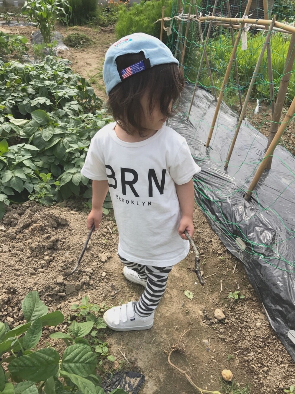 「保育園コーデ、シンプル、２歳児、男の子、ボブ、キャップ、サルエルパンツ、白Tシャツ、半袖、白スニーカー」｜「BRANSHESのBRNロゴ半袖Tシャツ（Tシャツ/カットソー、ホワイト系）」を使った、touma♡issei  さん（キッズ・90cm）の夏コーディネートの1枚目の写真