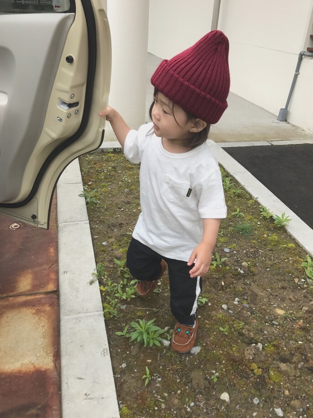 「保育園コーデ、２歳児、男の子、ボブ、モカシン、ニット帽、白Tシャツ、シンプル、ラインパンツ、リュック」｜「RADCHAPのソリッドポケットTシャツ（Tシャツ/カットソー、ホワイト系）」を使った、touma♡issei  さん（キッズ・90cm）の夏コーディネートの1枚目の写真