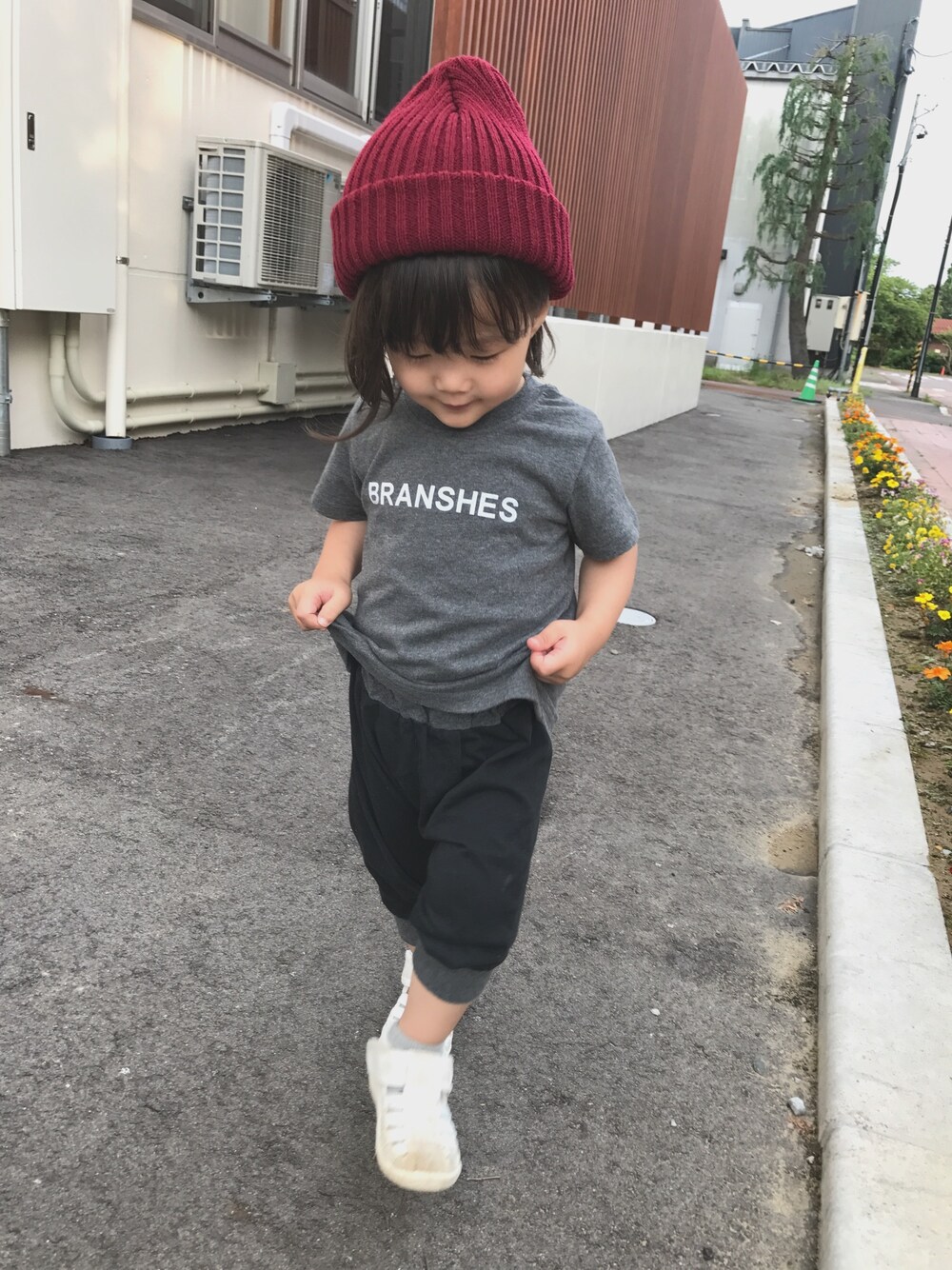 「ニット帽、Tシャツ、ジョガーパンツ、サンダル、保育園コーデ、２歳児、男の子、すぅくん、ボブ、シンプルコーデ」｜「BRANSHESの「IFME/イフミー」コラボ モノトーンウォーターシューズ(15cm～19cm)（サンダル、ホワイト系）」を使った、touma♡issei  さん（キッズ・90cm）の夏コーディネートの1枚目の写真