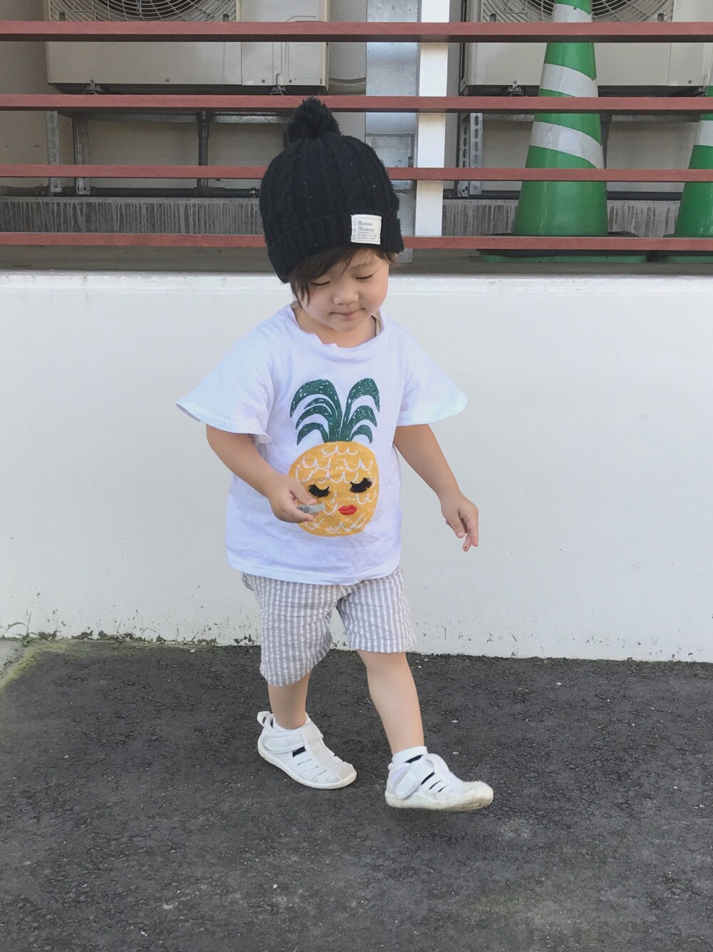 「ホワイトコーデ、パイナップル、ニット帽、白Tシャツ、白パンツ、サンダル、保育園コーデ、２歳児、男の子、シンプル」｜「100均のアイテム（帽子、ブラック系）」を使った、touma♡issei  さん（キッズ・90cm）の夏コーディネートの1枚目の写真