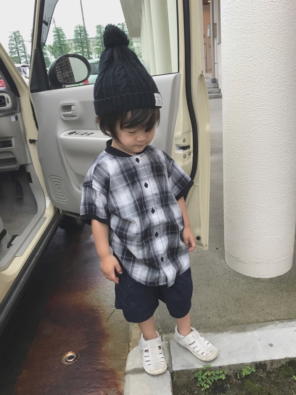 「シンプルコーデ、ニット帽、サンダル、保育園コーデ、男の子、２歳児、ショートヘア、ワイドハーフパンツ、シャツスタイル、ワイドパンツ」｜「100均のアイテム（ニットキャップ/ビーニー、ブラック系）」を使った、touma♡issei  さん（キッズ・90cm）の夏コーディネートの1枚目の写真