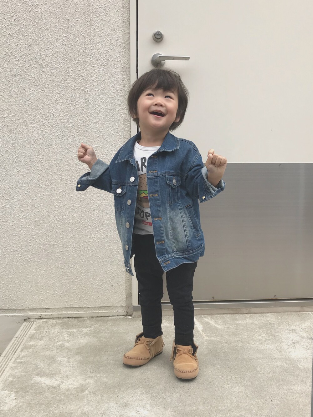 「保育園コーデ、２歳児、おとこのこ、フリンジショートブーツ、ハンバーガーTシャツ、サルエルパンツ、デニムジャケット、モノトーン、シンプル」｜「BRANSHESの【限定】ビッグシルエットデニムジャケット（デニムジャケット、ブルー系）」を使った、touma♡issei  さん（キッズ・90cm）の秋コーディネートの1枚目の写真