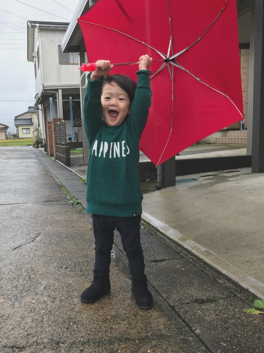 「スエードシューズ、ロゴトレーナー、休日スタイル、赤傘、スキニーパンツ、キッズコーデ、おとこのこ、２歳児、ショートヘア、シンプルコーデ」｜「BRANSHESのシンプルロゴトレーナー（スウェット、グリーン系）」を使った、touma♡issei  さん（キッズ・90cm）の秋コーディネートの1枚目の写真