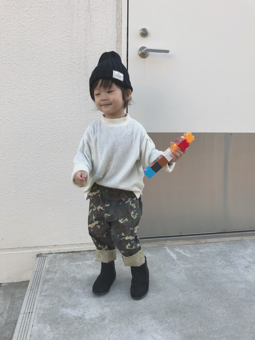 「迷彩、テーパードパンツ、白Tシャツ、スエードブーツ、おとこのこ、２歳児、シンプル、モノトーン、保育園コーデ、ニット帽」｜「100均のアイテム（帽子、ブラック系）」を使った、touma♡issei  さん（キッズ・90cm）の秋コーディネートの1枚目の写真