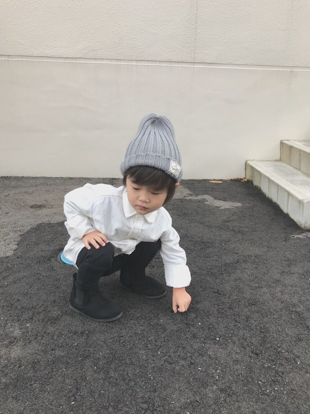 「保育園コーデ、２歳児、男の子、シンプル、モノトーン、ニット帽、長袖シャツ、ホワイトシャツ、サルエルパンツ、スエードブーツ」｜「100均のアイテム（帽子、グレー系）」を使った、touma♡issei  さん（キッズ・90cm）の秋コーディネートの1枚目の写真