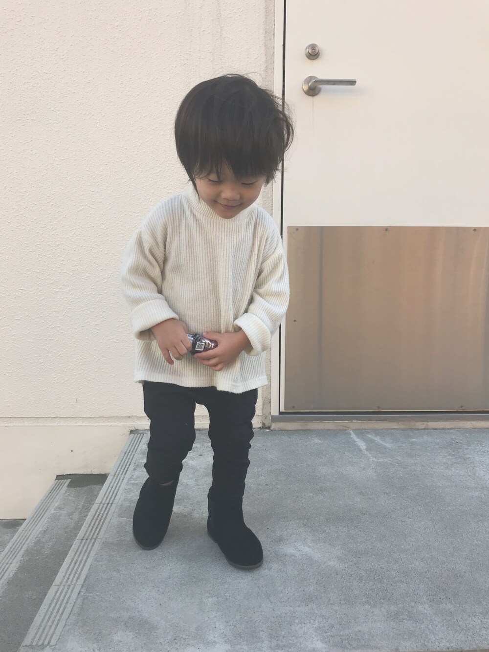 「ハイネックTシャツ、サルエルパンツ、スエードブーツ、男の子、２歳児、保育園コーデ、シンプルコーデ、モノトーン、ショートヘア、シンプル」｜「BRANSHESのシンプルハイネックTシャツ（Tシャツ/カットソー、ホワイト系）」を使った、touma♡issei  さん（キッズ・90cm）の秋コーディネートの1枚目の写真