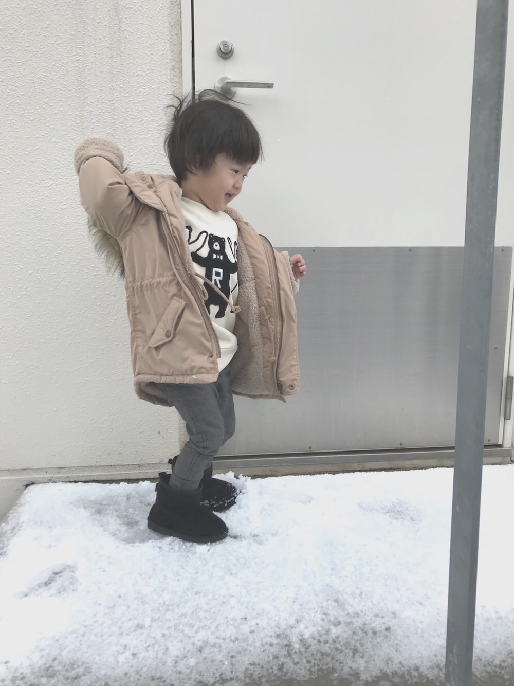 「保育園コーデ、モノトーン、シンプル、2歳、おとこのこ、ムートンブーツ、モッズコート、トレーナー、チェックパンツ、くま」｜「RADCHAPのミリタリーモッズコート（モッズコート、ベージュ系）」を使った、touma♡issei  さん（キッズ・90cm）の冬コーディネートの1枚目の写真