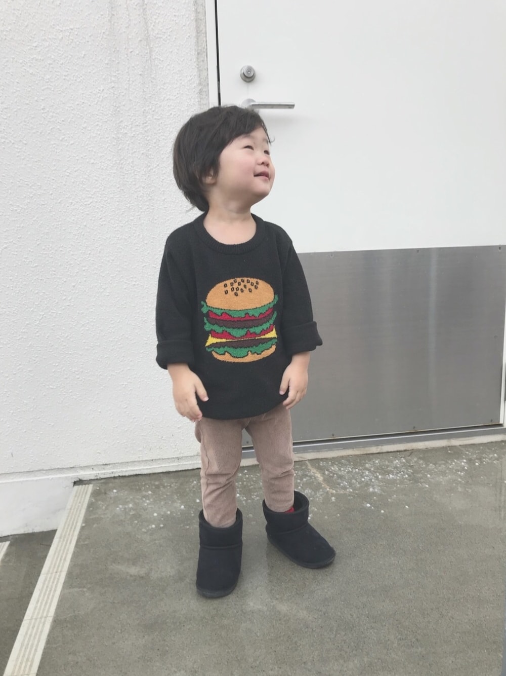 「ハンバーガー柄、ブラウンパンツ、おとこのこ、２歳児、保育園コーデ、モノトーン、シンプル、ムートンブーツ、キッズコーデ、90cm」｜「BRANSHESのアイテム（パンツ、ブラウン系）」を使った、touma♡issei  さん（キッズ・90cm）の冬コーディネートの1枚目の写真