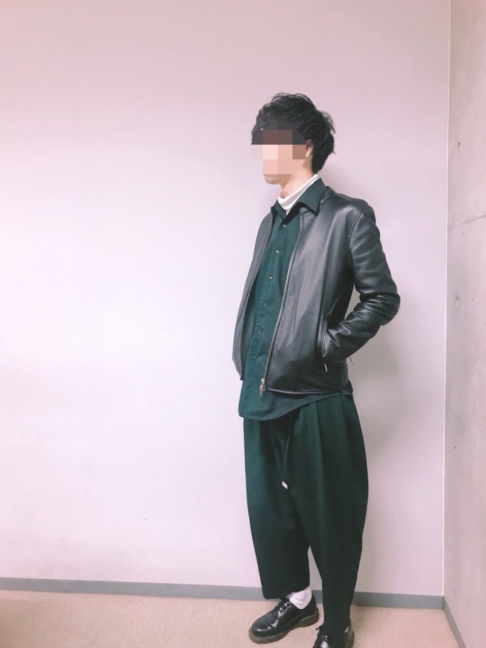 「ライダース、ハイネック、シャツ、ガチャベルト、ワイドパンツ、ダークグリーン、Dr.Martens、冬、ootd、おしゃれさんと繋がりたい」｜「UNITED TOKYOのシングルレザーライダース（ライダースジャケット、ブラック系）」を使った、金木犀さん（メンズ・181cm）の秋コーディネートの1枚目の写真
