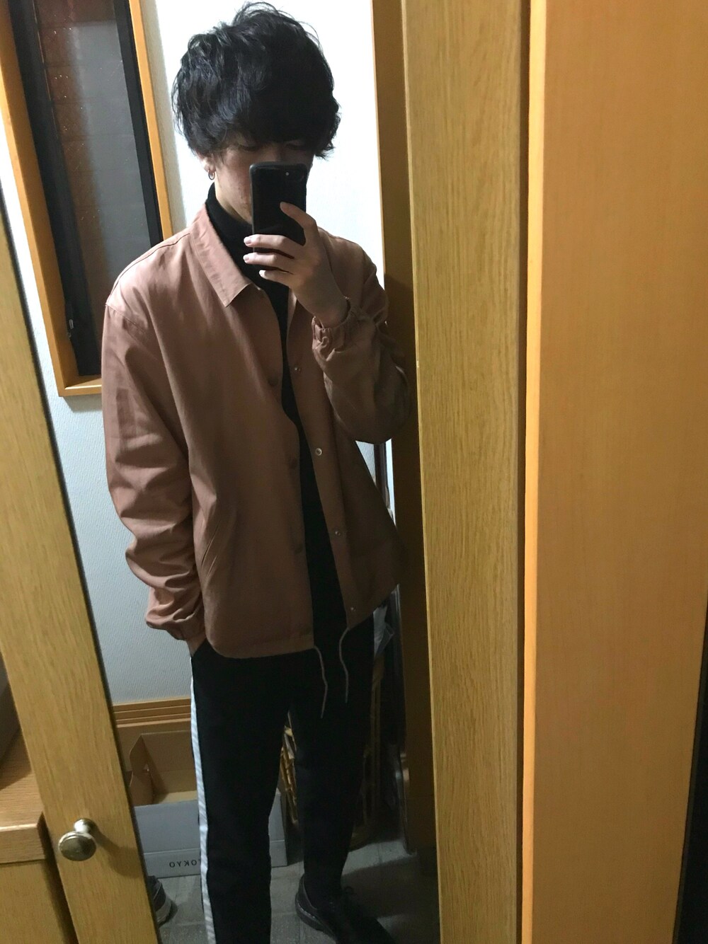 「コーチジャケット、ニット、ラインパンツ、Dr.Martens、秋冬、キレイめ、きれいめカジュアル、大学生、ootd、おしゃれさんと繋がりたい」｜「CLANEのCLANE COACH JACKET（ブルゾン、ベージュ系）」を使った、金木犀さん（メンズ・181cm）の秋コーディネートの1枚目の写真