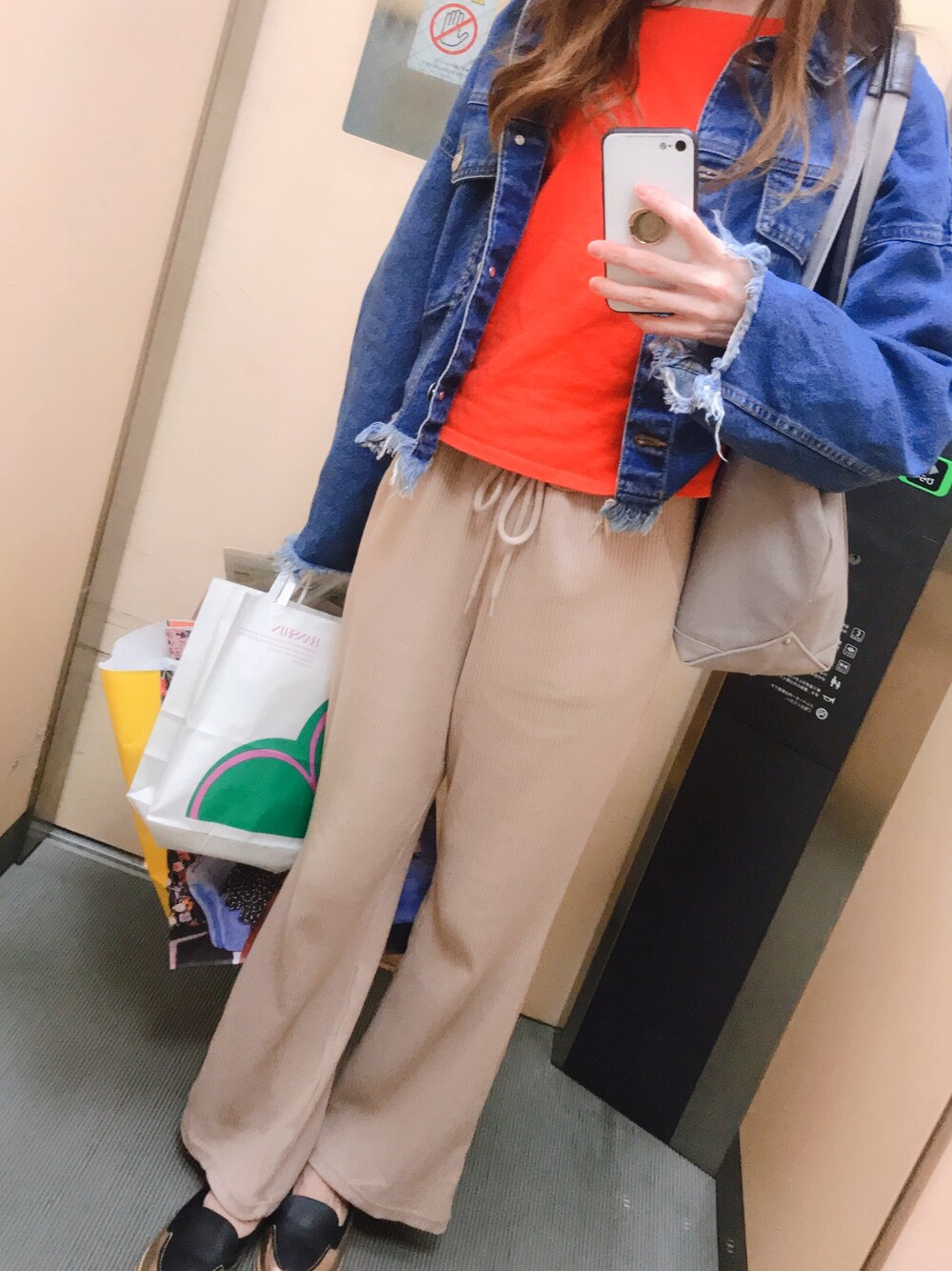 「春、シンプルコーデ、ゆるコーデ、デニム、カジュアル、オレンジ、デニムジャケット、ベージュ」｜「WEGOのWEGO/フレアリブパンツ（その他パンツ、ベージュ系）」を使った、Ayさん（レディース・160cm）の春コーディネートの1枚目の写真