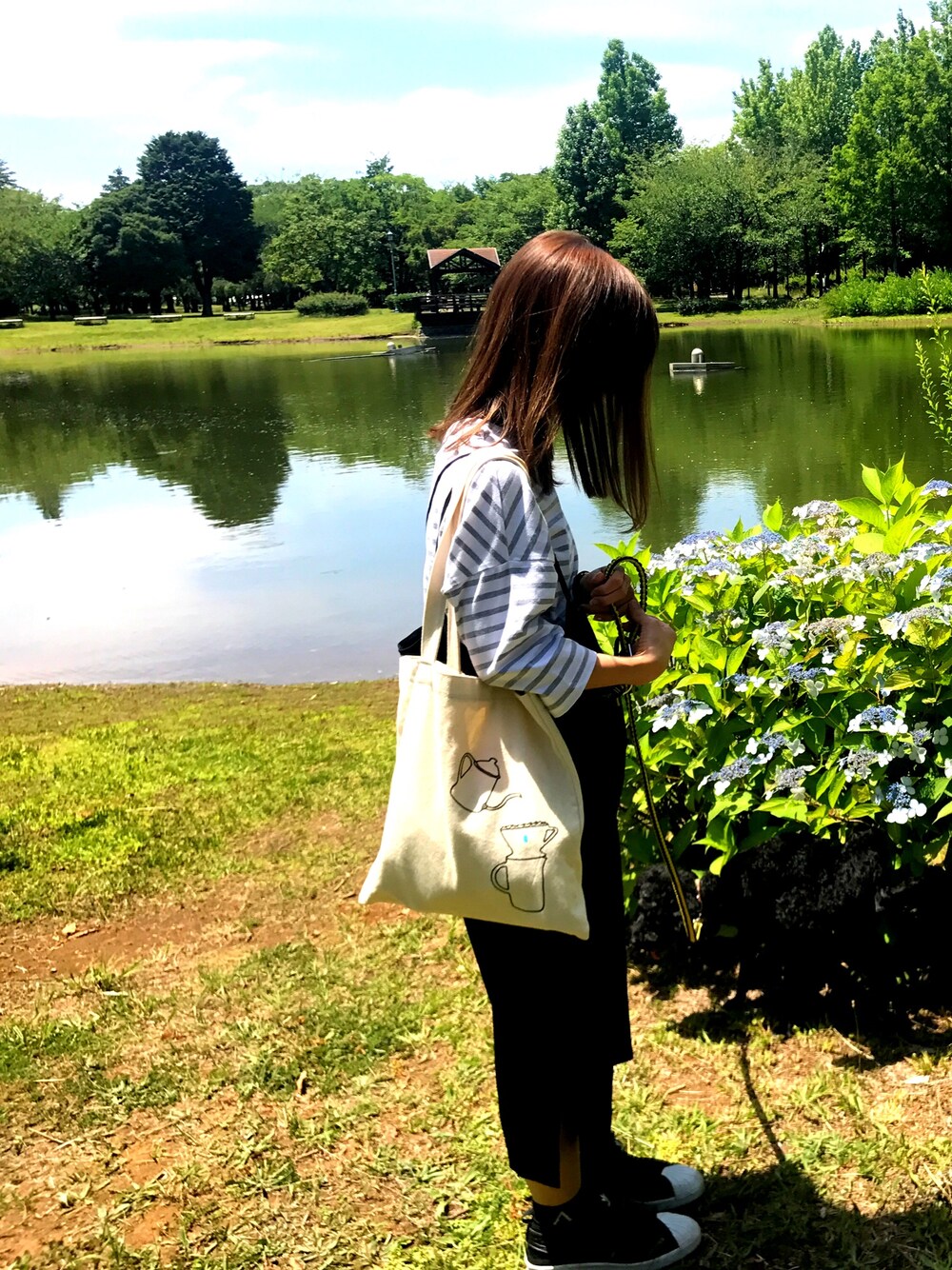 「お散歩、公園、アディダス、スーパースタースリッポン、KBF、ワンショルダートップス、ブルーボトルコーヒー」｜「ブルーボトルコーヒーのアイテム（トートバッグ、ホワイト系）」を使った、sappi♡150cmさん（レディース・148cm）の夏コーディネートの1枚目の写真