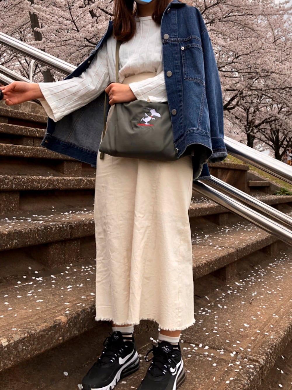 「春コーデ、ジージャン、ホワイトコーデ、ナイキ、ミラオーウェン、カスタネ、桜、犬の散歩、スヌーピー、春」｜「Mila OwenのバックデザインデニムGジャン（デニムジャケット、ブルー系）」を使った、sappi♡150cmさん（レディース・148cm）の春コーディネートの1枚目の写真