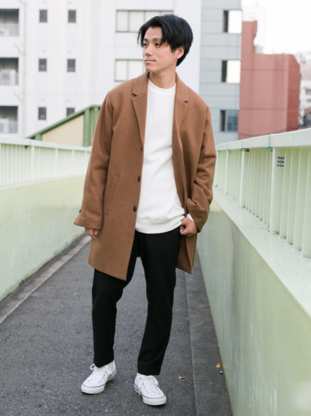 「チェスターコート、キャメル、スウェット、オーバーサイズ、ストレッチパンツ、コンバース」｜「ITEMS URBANRESEARCHのメルトンチェスターコート（チェスターコート、イエロー系）」を使った、uedaさん（メンズ・170cm）の秋コーディネートの1枚目の写真